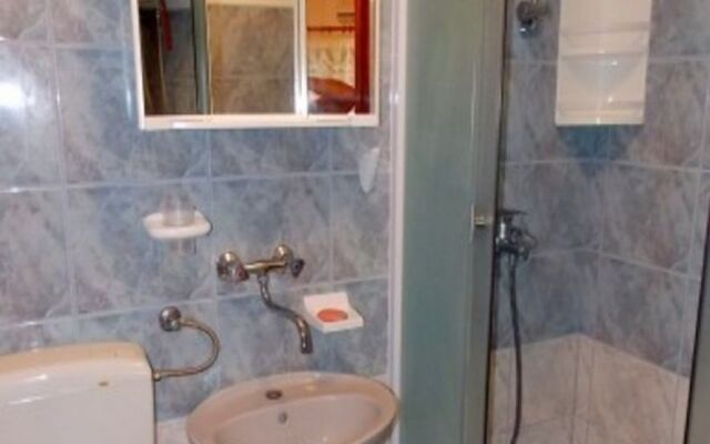 Apartment Darko - 100m from sea: A2 DVOSOBNI  Vir, Zadar riviera