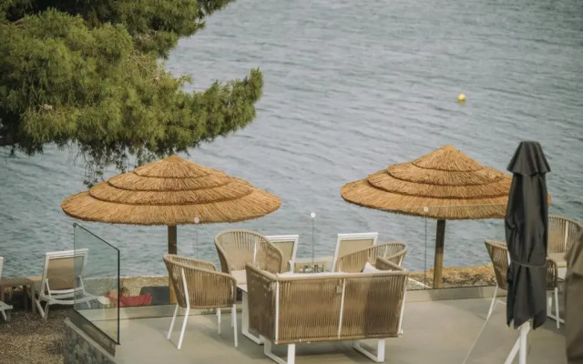 Trizonia Bay Hotel