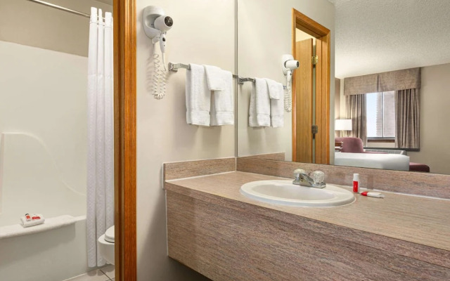 Travelodge by Wyndham Wellington KS