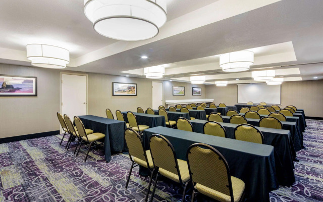 La Quinta Inn & Suites by Wyndham Oakland - Hayward