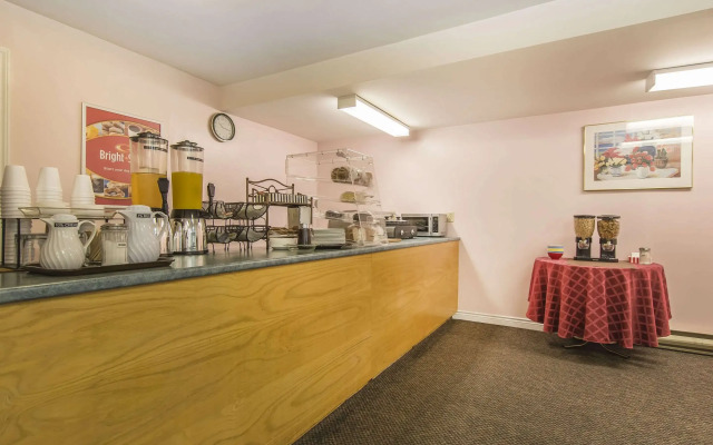 Econo Lodge & Suites