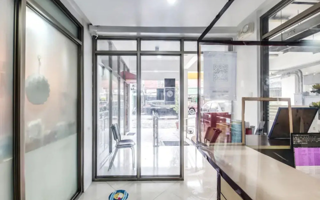 OYO 893 Dian Suites Makati