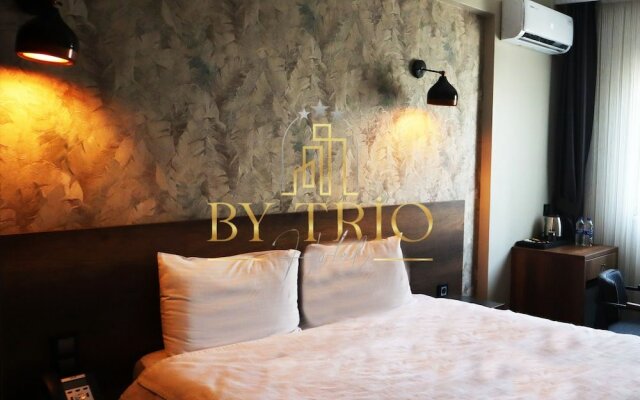 By Trio Hotel