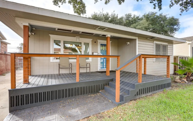 Near Beach & Attractions: Home in Galveston!