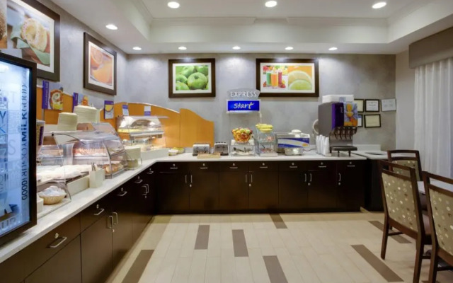 Holiday Inn Express And Suites Meadowlands Area