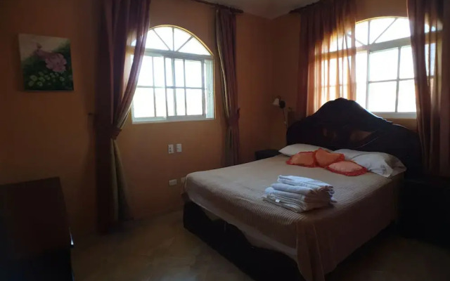 Great Privacy 3 Bedroom Villa Near the Beach