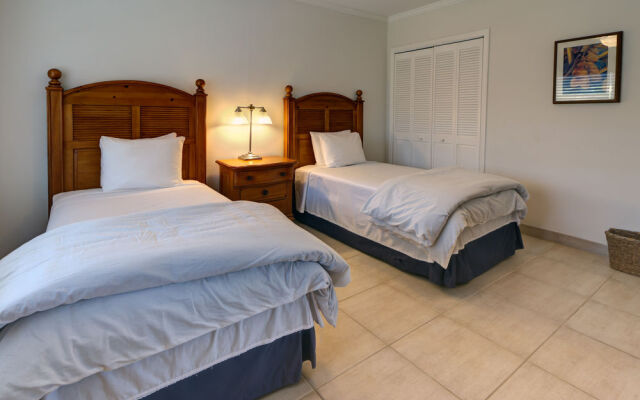 Hut Pointe Inn