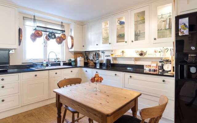 Elegant 3 Bedroom Home Located in South Kensington