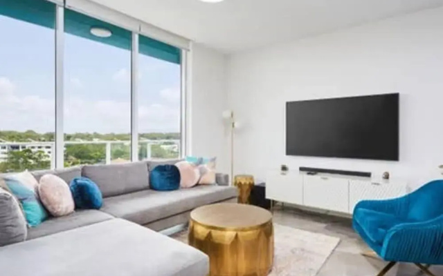 Luxurious 2bed 2bath APT With Parking@southport