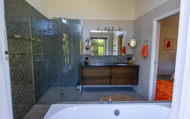 Golden Paradise - Rangihaeata Holiday Home