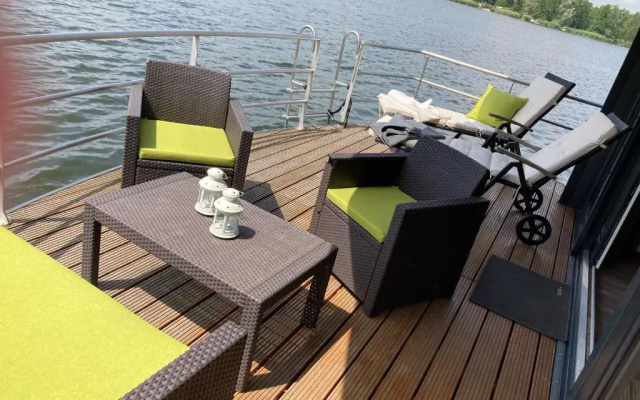 Schwimmende Ferienwohnung, Hausboot Urlaub als Festlieger am Steg
