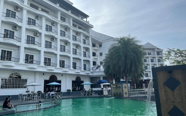 Flamingo Hotel by The Lake