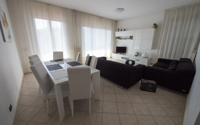 Silky House with Private Parking