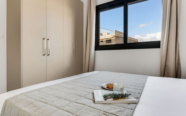 Sanders Triple - Nice 1-bdr Apt With Balcony