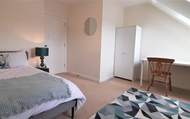 Modern 4 Bed House Sleeps 8 - Free Parking