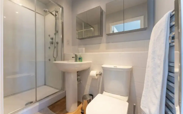 Luxury 2 Bed Apartment Parking by NEC Solihull