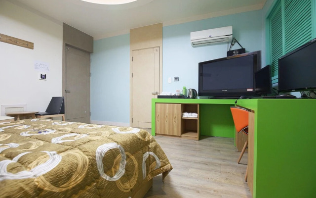Daejeon Wolpyeong M House