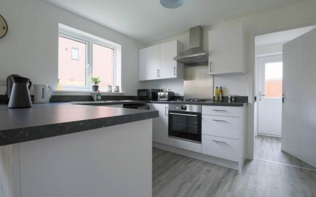 Beautiful 4-bed House 15 Mins to Cardiff & Newport