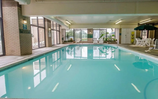 Clarion Pointe Louisville East