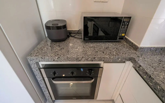 Tyms 4BR 2BA Apt Novel Garden