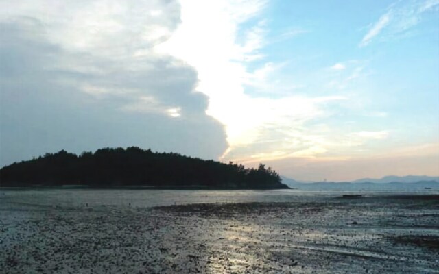 Yeosu Tirol Pension