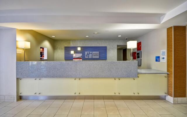 Holiday Inn Express Romulus / Detroit Airport by IHG