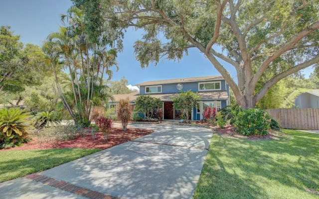 Spacious 4 3 Retreat- Heated Pool-playroom