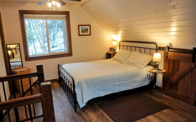 4 Mile Creek Cabin (Creekside)