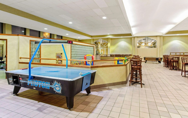 La Quinta Inn & Suites by Wyndham Appleton College Avenue