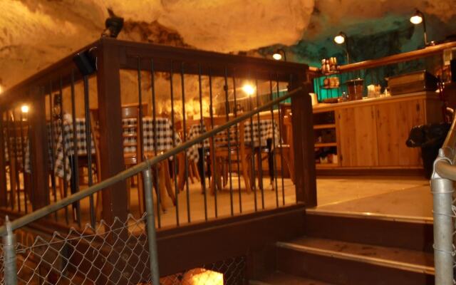 Grand Canyon Caverns Inn