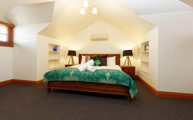 54 on Bank – Guest Rooms – Port Fairy