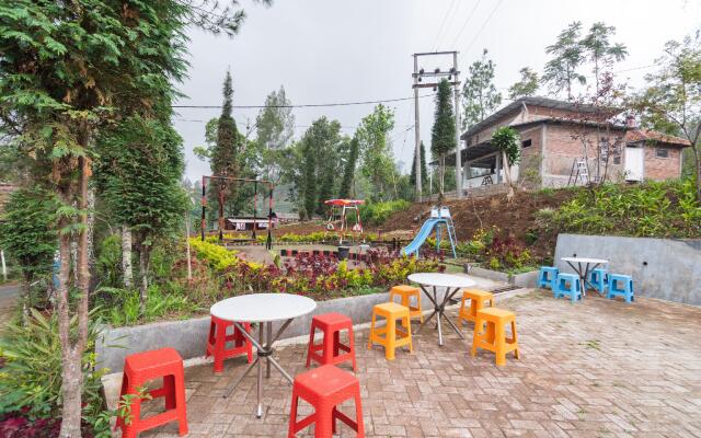 OYO 1852 Intan Bromo Homestay