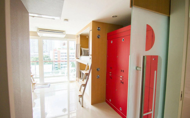 D Box Hostel