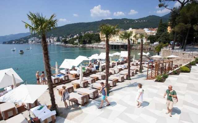 Adorable Studio Apartment 200 Meters Distant From the Beach !