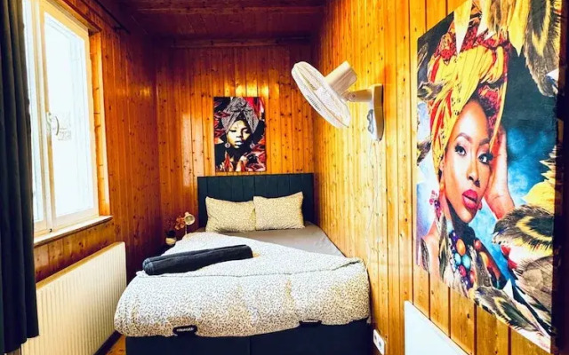 Cozy 3BR Apt with Garden Sleeps 10