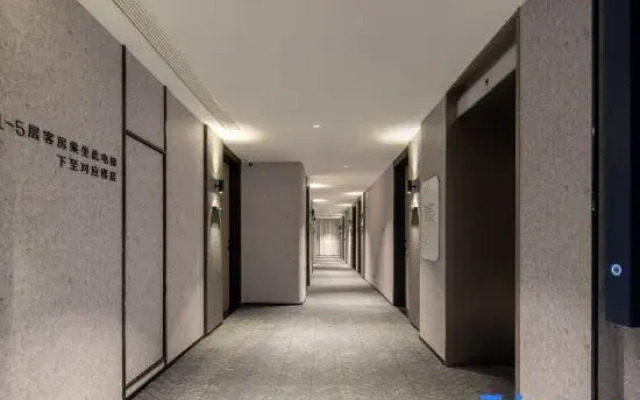 Suzhou Guanqian Street Chayuan Station Light Residence Hotel