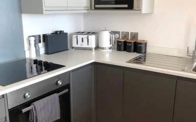 Sea View Modern Apartment - Sleeps 2