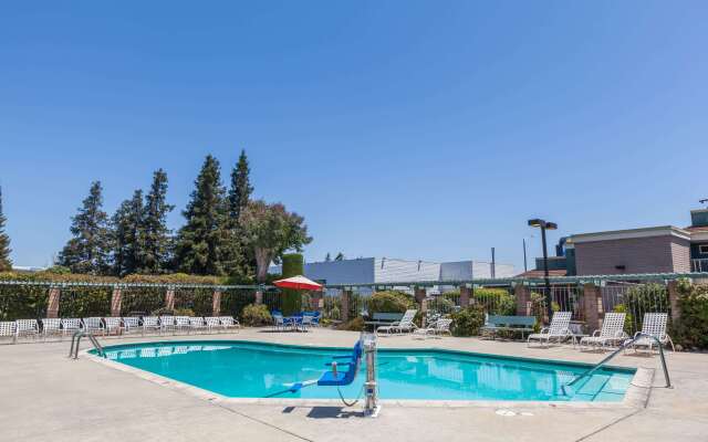 Days Inn & Suites by Wyndham Sunnyvale