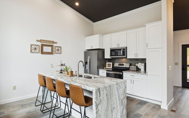 Sunset Chalet 2 Bedroom Cabin by RedAwning