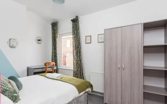Large 4 Bed House - 4 Double Beds