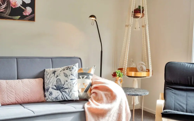 Beautifully Styled 2BR w 2 Carparks & Aircon