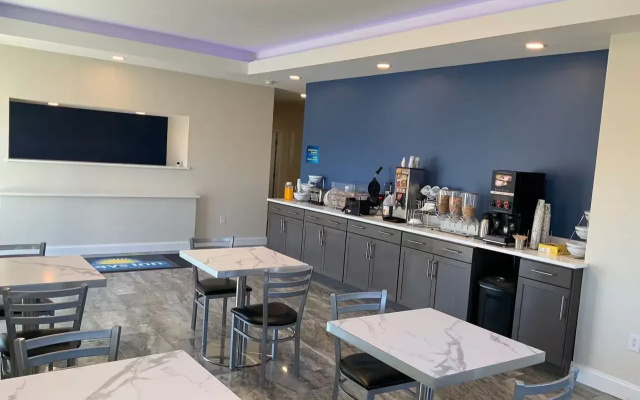 Days Inn by Wyndham Troy IL