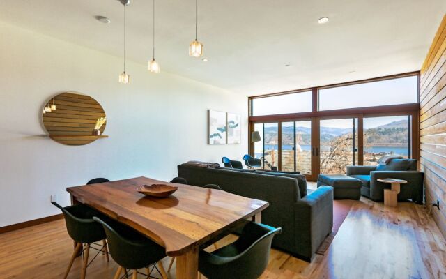 FOUR Condo with Columbia River Gorge View and Hot Tub by RedAwning
