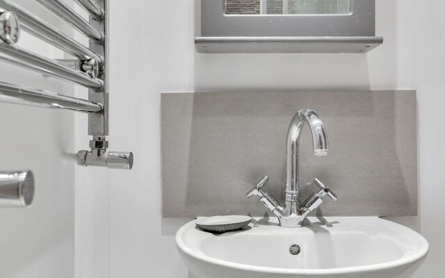 Bright 1BR in Earls' Court W/patio