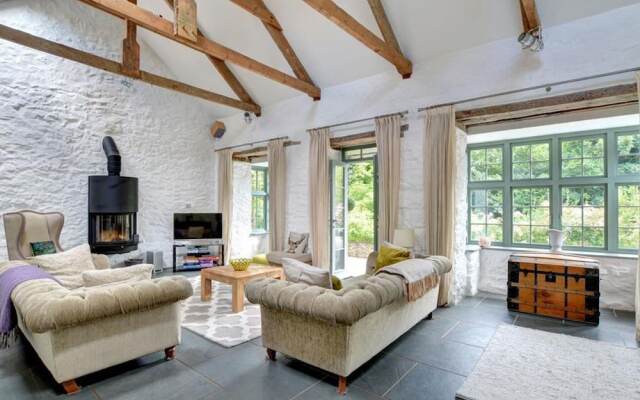 Bright Holiday Home in Saint Kew With Fireplace
