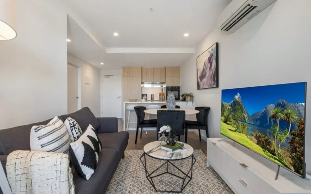 Chic 1-bed With Parking, Gym, Pool & City Views