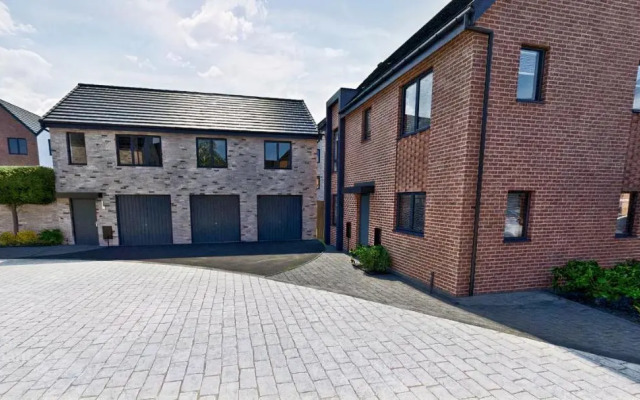Lovely home close to City Center & Rail Station