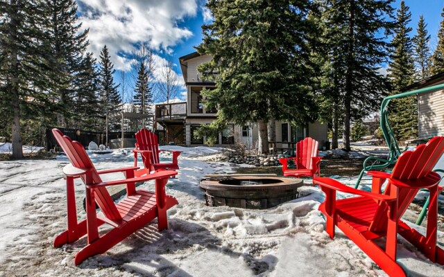 Dream 4-Br 4-Ba Chalet | Private Hot Tub | 2 min to Jasper National Park Gates