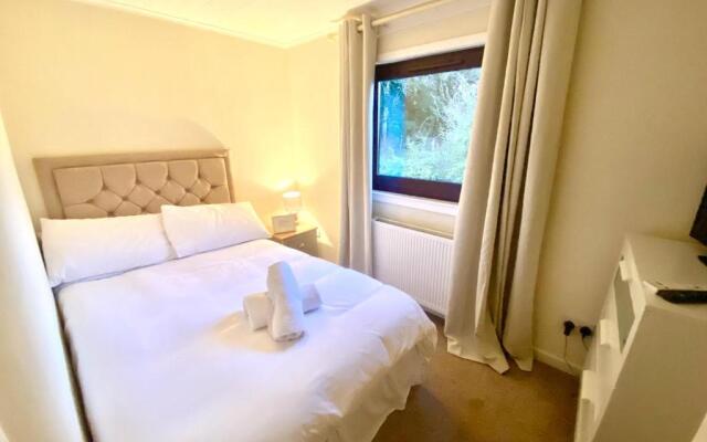 Stunning 4-bedroom Cabin With Hot Tub in Beattock!