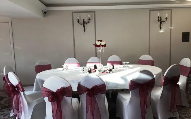 The Royal Chace Hotel